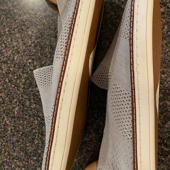 UGG slip on shoes. - Picture 4 of 5